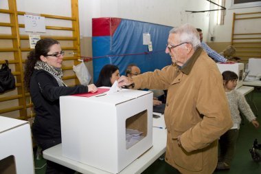 man votes in symbolic referendum on Catalonia independence