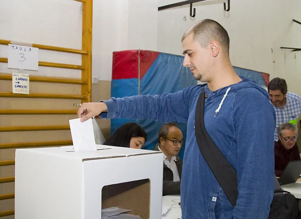 Man votes in symbolic referendum on Catalonia independence — стокове фото