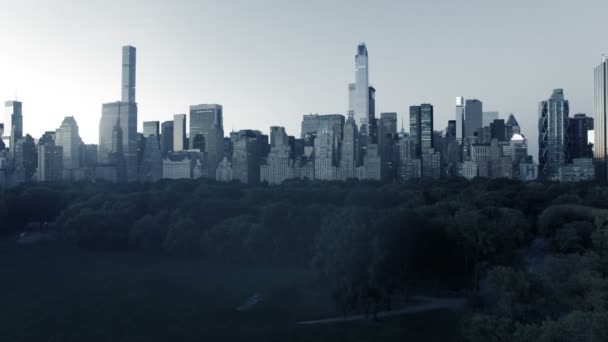 Vista sullo skyline della città in un giorno di pioggia — Video Stock