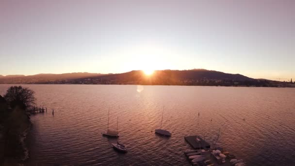 Vista al lago junto al río . — Vídeo de stock