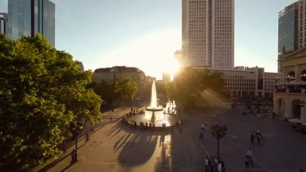 Mensen lopen in het openbaar — Stockvideo