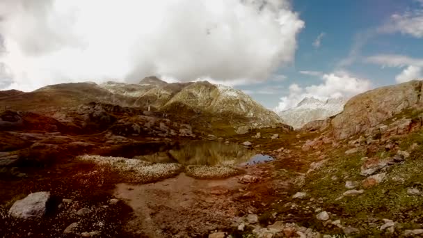 Hermoso lago de montaña — Vídeo de stock