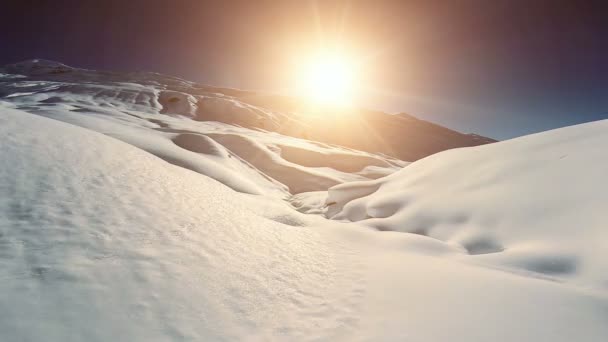 Latające nad snowcapped krajobraz. — Wideo stockowe