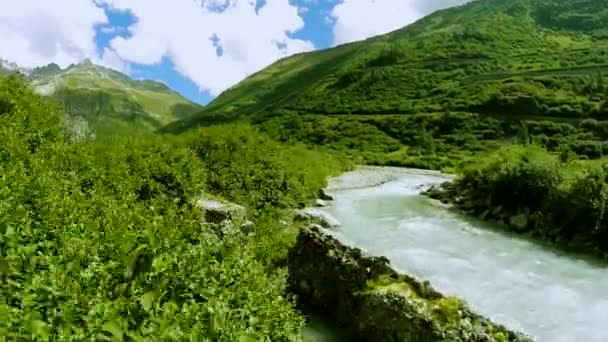 Volando sobre la montaña del río Vídeo De Stock