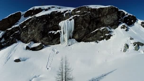 Rocce di ghiaccio montagne . — Video Stock