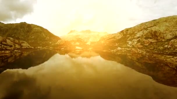 Kleurrijke bergpanorama lake. — Stockvideo