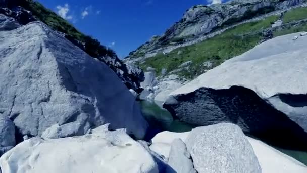 Flygande genom canyon — Stockvideo