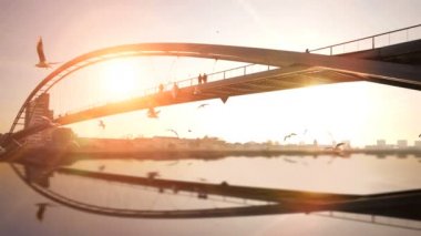 Köprü, su yansıması.