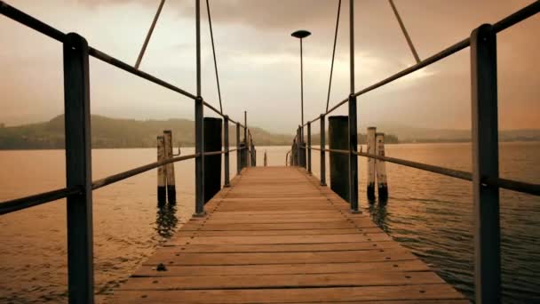 Pier bron vid sjön — Stockvideo