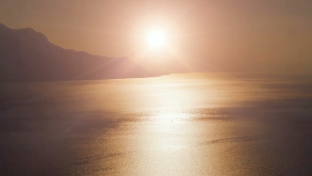 Zonsondergang uitzicht op het meer. — Stockvideo