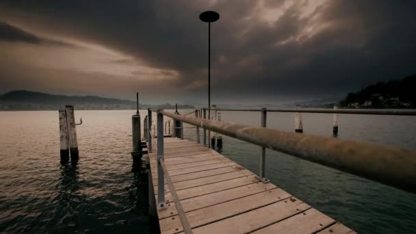 Pier brug bij lake — Stockvideo