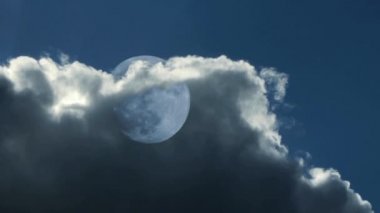 Bulutların arkasında moon