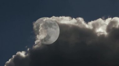 Bulutların arkasında moon