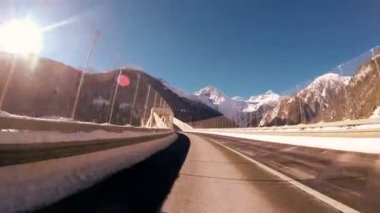 yolda araba kullanmak.