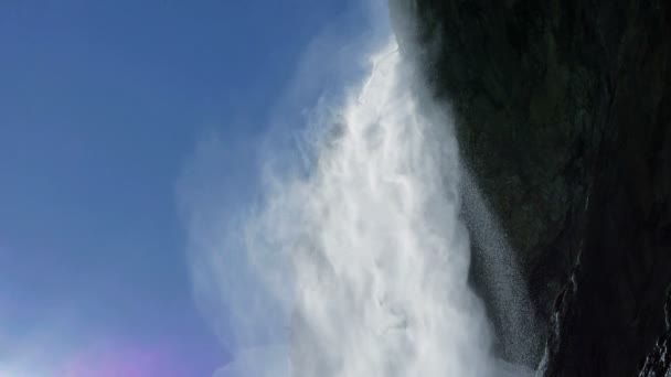 Cachoeira nas montanhas — Vídeo de Stock