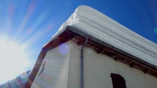 Byn hus täckt av snö — Stockvideo