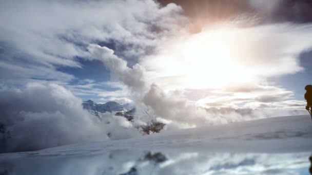 Escursionisti che camminano sulla neve . — Video Stock