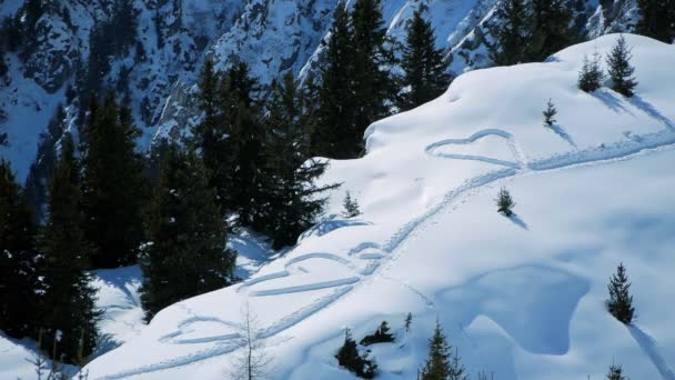 Amor corazón forma en invierno paisaje — Vídeo de stock