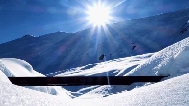 Veduta aerea delle montagne coperte di neve in inverno — Video Stock