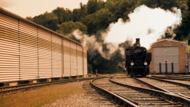 Vieja locomotora de tren . — Vídeos de Stock