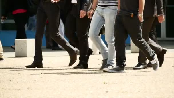 Les gens d'affaires marchent 