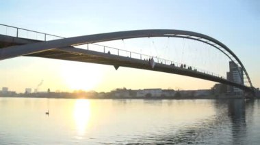 Gün batımında nehir üzerinde köprü