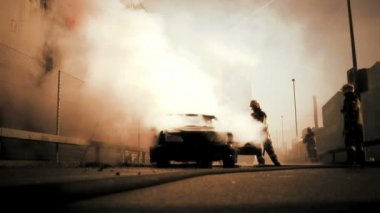 İtfaiyeci yanan bir arabadan söndürür