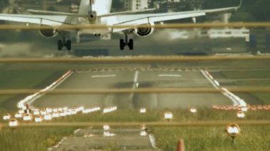 Uçak havaalanına gelen