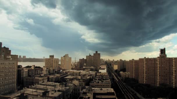 Bewolkte dag in manhattan — Stockvideo