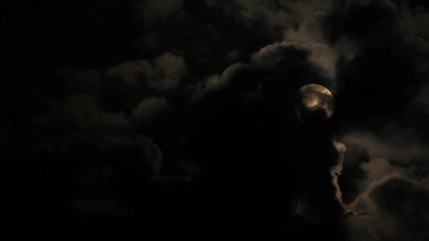 Volle maan en wolken. — Stockvideo