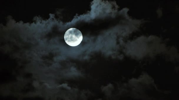 Luna llena y nubes. — Vídeos de Stock