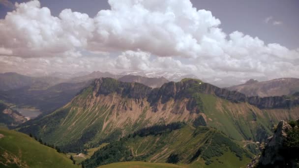 Montañas y nubes — Vídeo de stock