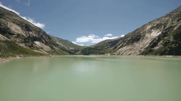 Озеро в горах — стоковое видео