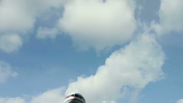 Avion arrivant à l'aéroport — Video