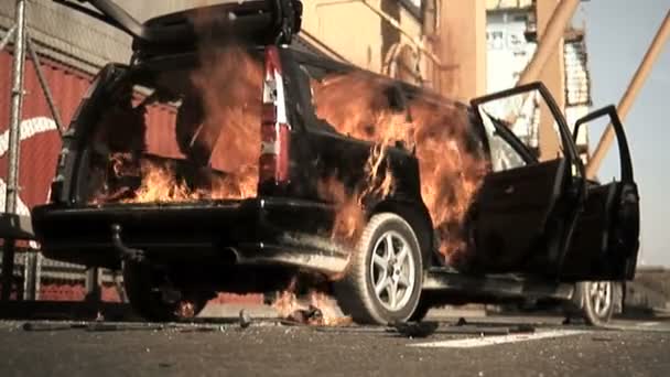 Машина горит. — стоковое видео