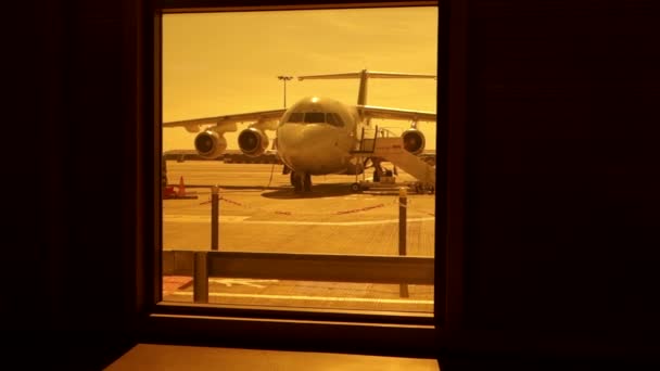 Vliegtuig op luchthaven terminal — Stockvideo