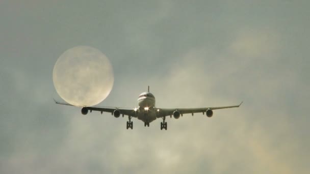 Avión llegando al aeropuerto — Vídeo de stock