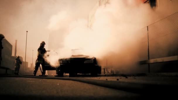Πυροσβέστης σβήνει ένα φλεγόμενο αυτοκίνητο — Αρχείο Βίντεο