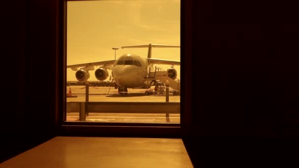 Самолет в терминале аэропорта — стоковое видео