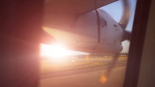 Turbine vliegtuigen uit het raam — Stockvideo