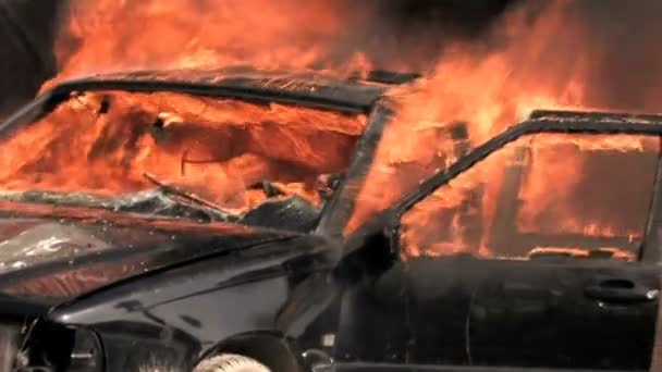 Auto in Flammen — Stockvideo