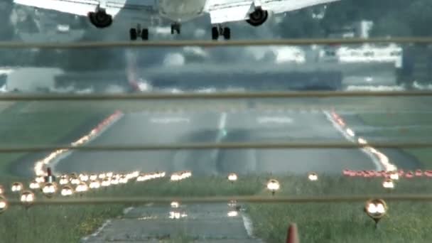Vliegtuig naar de luchthaven van aankomst — Stockvideo