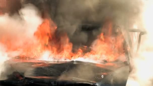 Auto in Flammen — Stockvideo