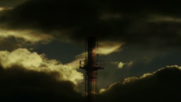 Polttava öljy savupiippu suppilo — kuvapankkivideo