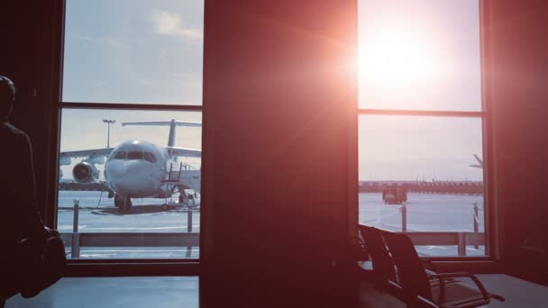 Passager masculin à l'aéroport — Video