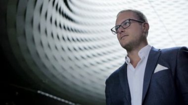 Gözlük ve takım elbise genç mutlu işadamı