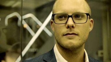 Asansör kullanarak çekici genç işadamı