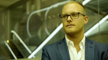 Asansör kullanarak çekici genç işadamı