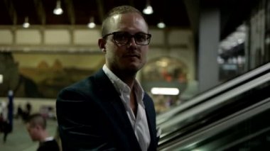 Yürüyen Merdiven tırmanma gözlüklü işadamı