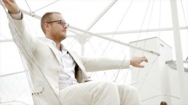 Salıncakta oturan işadamı